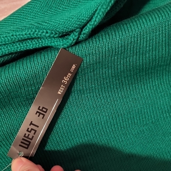 NWT Cold shoulder top - Picture 3 of 4